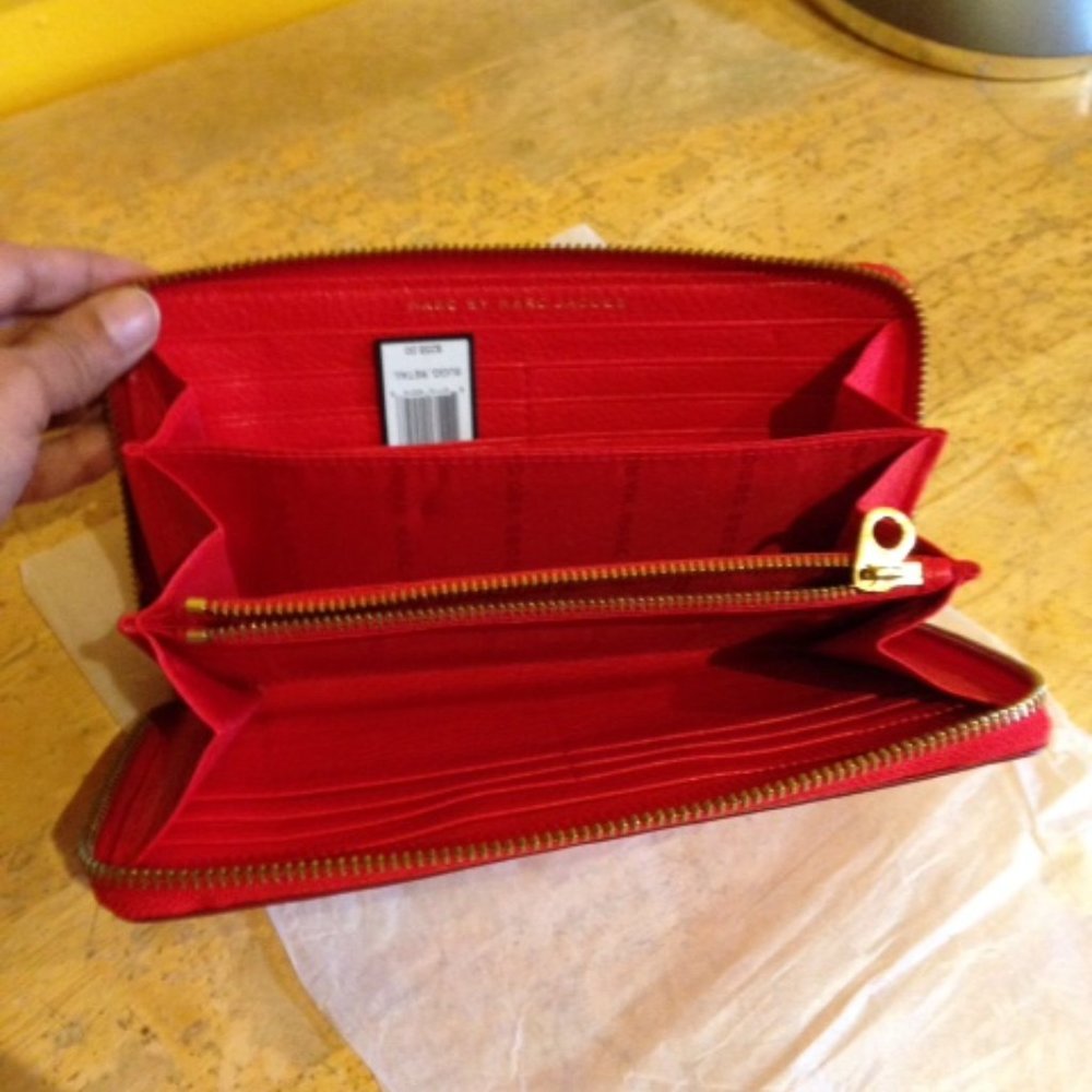 Marc Jacobs Too Hot to Handle Red Zip Around Wallet - Picture 7 of 9